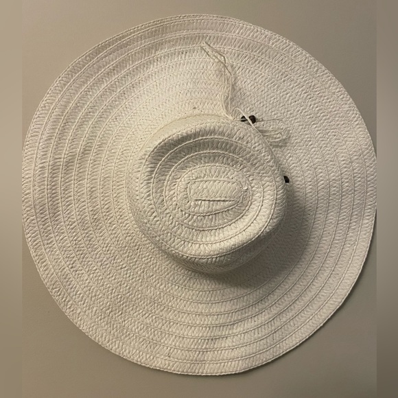 🆕☀️White Sun Hat 👒 - NWOT - Picture 2 of 4